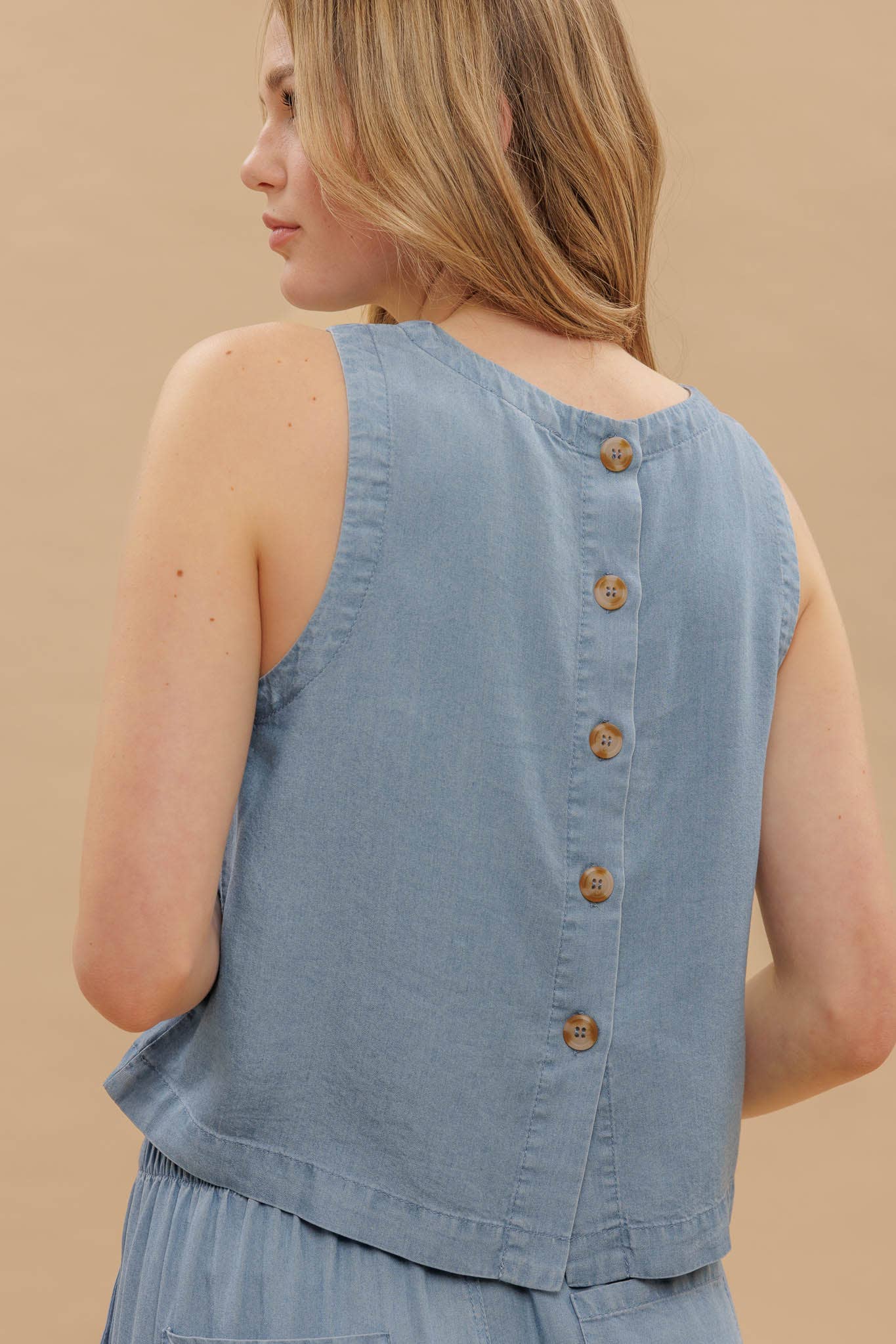 ROUND NECK BACK BUTTON SLEEVELESS CHAMBRAY TOP