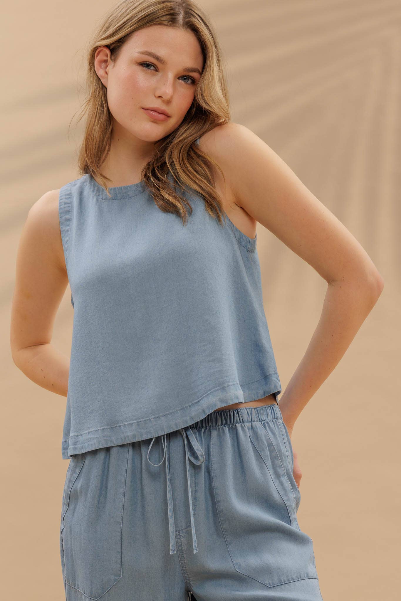 ROUND NECK BACK BUTTON SLEEVELESS CHAMBRAY TOP