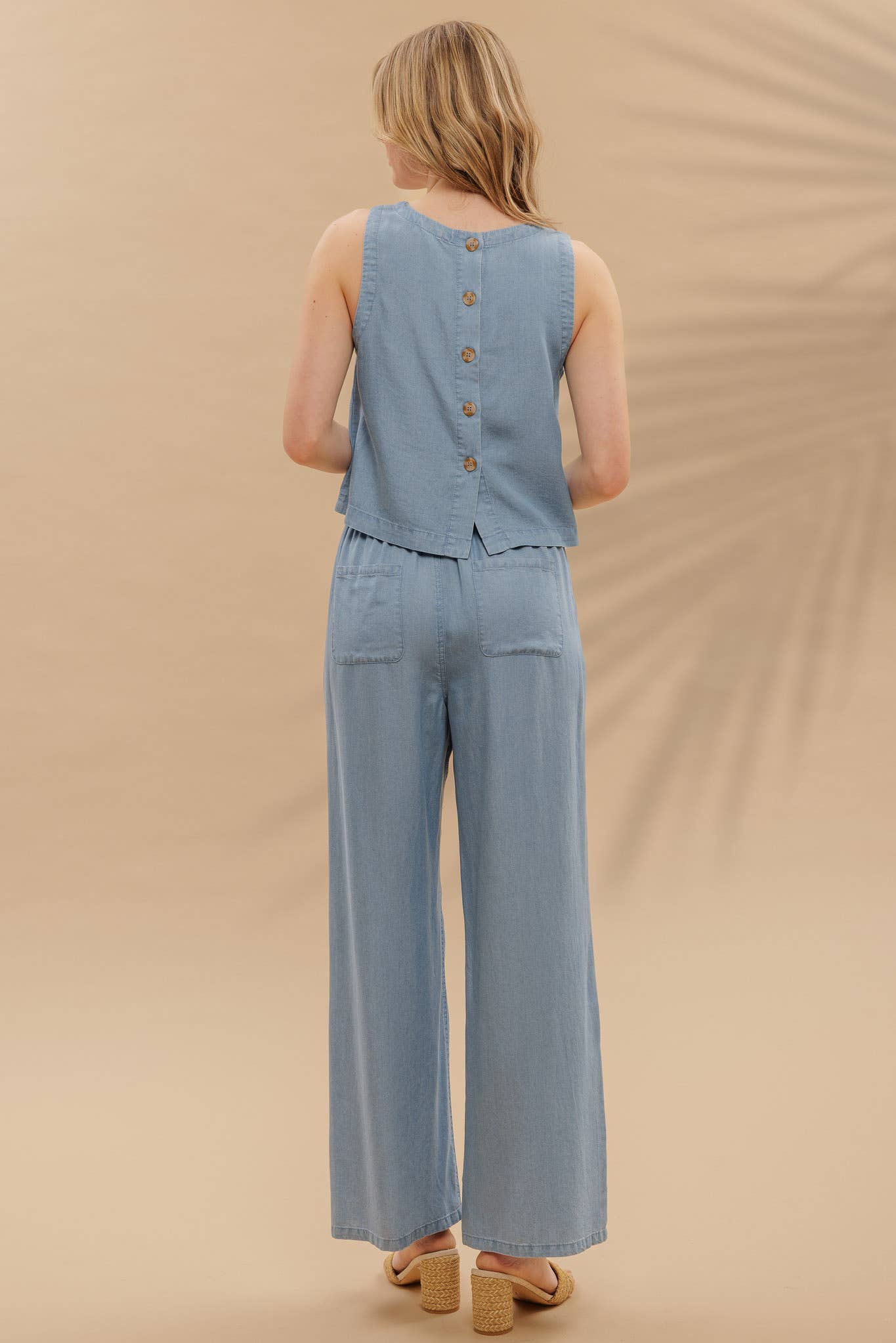 ROUND NECK BACK BUTTON SLEEVELESS CHAMBRAY TOP
