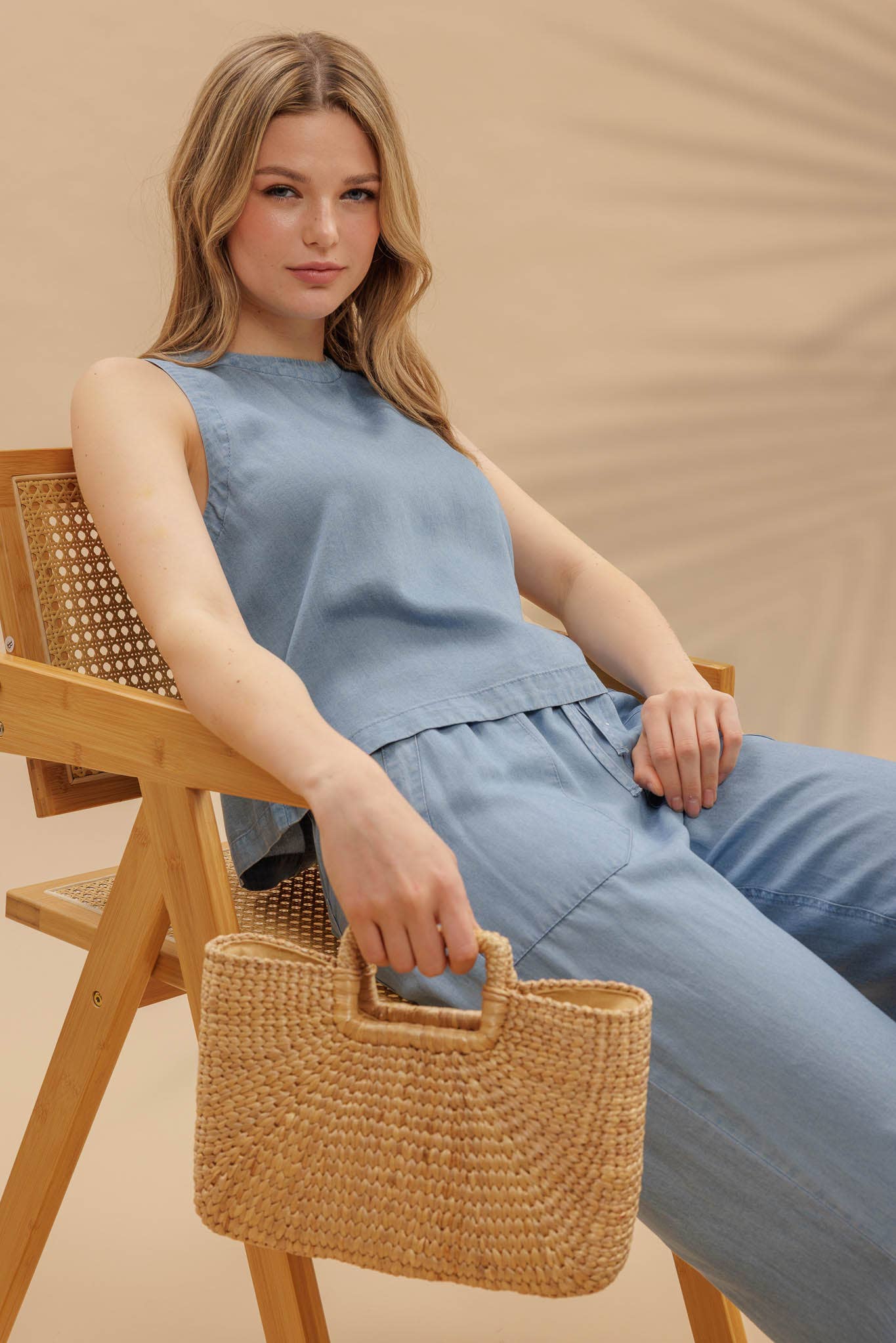 ROUND NECK BACK BUTTON SLEEVELESS CHAMBRAY TOP